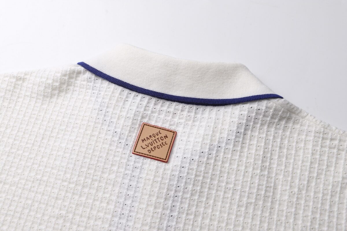 P205 LOUIS VUITTON 26SS华夫格刺绣标识短袖衬衫 正品15100购入开发，40支精疏棉两股棉纱，采用德国进口(SOTO)14针织机，进口刺绣，模版刺绣，面料酵洗，定制1：1皮牌，定制1：1纽扣、定制1：1商标，合身版型 尺码：S M L XL