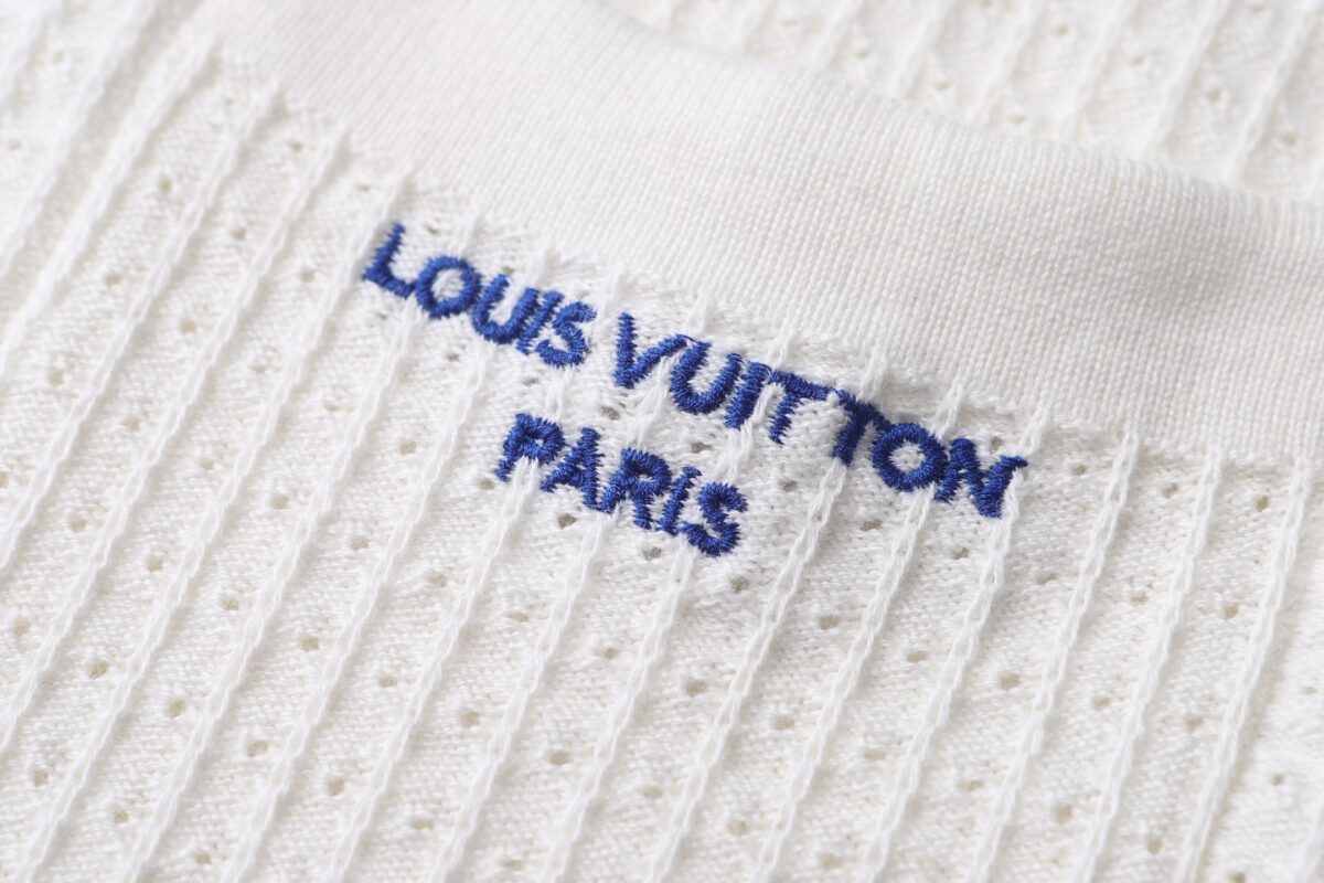 P205 LOUIS VUITTON 26SS华夫格刺绣标识短袖衬衫 正品15100购入开发，40支精疏棉两股棉纱，采用德国进口(SOTO)14针织机，进口刺绣，模版刺绣，面料酵洗，定制1：1皮牌，定制1：1纽扣、定制1：1商标，合身版型 尺码：S M L XL