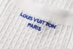 P205 LOUIS VUITTON 26SS华夫格刺绣标识短袖衬衫 正品15100购入开发，40支精疏棉两股棉纱，采用德国进口(SOTO)14针织机，进口刺绣，模版刺绣，面料酵洗，定制1：1皮牌，定制1：1纽扣、定制1：1商标，合身版型 尺码：S M L XL