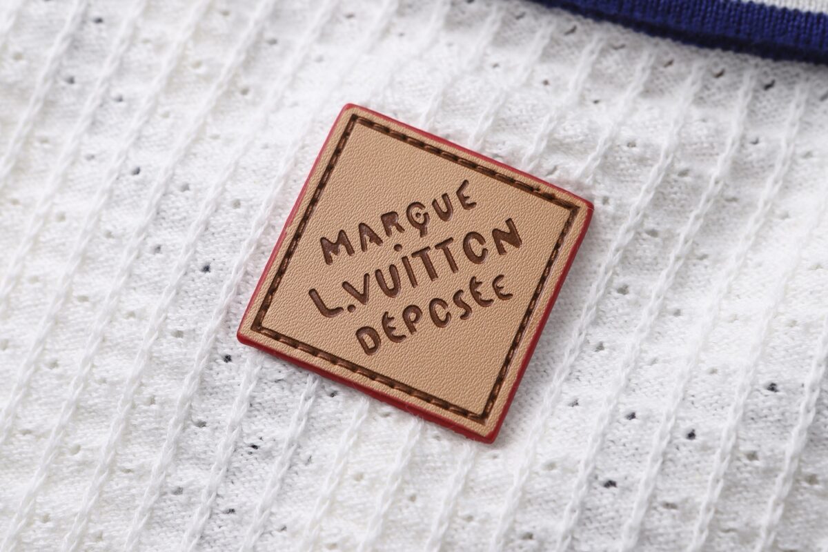 P205 LOUIS VUITTON 26SS华夫格刺绣标识短袖衬衫 正品15100购入开发，40支精疏棉两股棉纱，采用德国进口(SOTO)14针织机，进口刺绣，模版刺绣，面料酵洗，定制1：1皮牌，定制1：1纽扣、定制1：1商标，合身版型 尺码：S M L XL