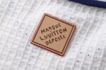 P205 LOUIS VUITTON 26SS华夫格刺绣标识短袖衬衫 正品15100购入开发，40支精疏棉两股棉纱，采用德国进口(SOTO)14针织机，进口刺绣，模版刺绣，面料酵洗，定制1：1皮牌，定制1：1纽扣、定制1：1商标，合身版型 尺码：S M L XL