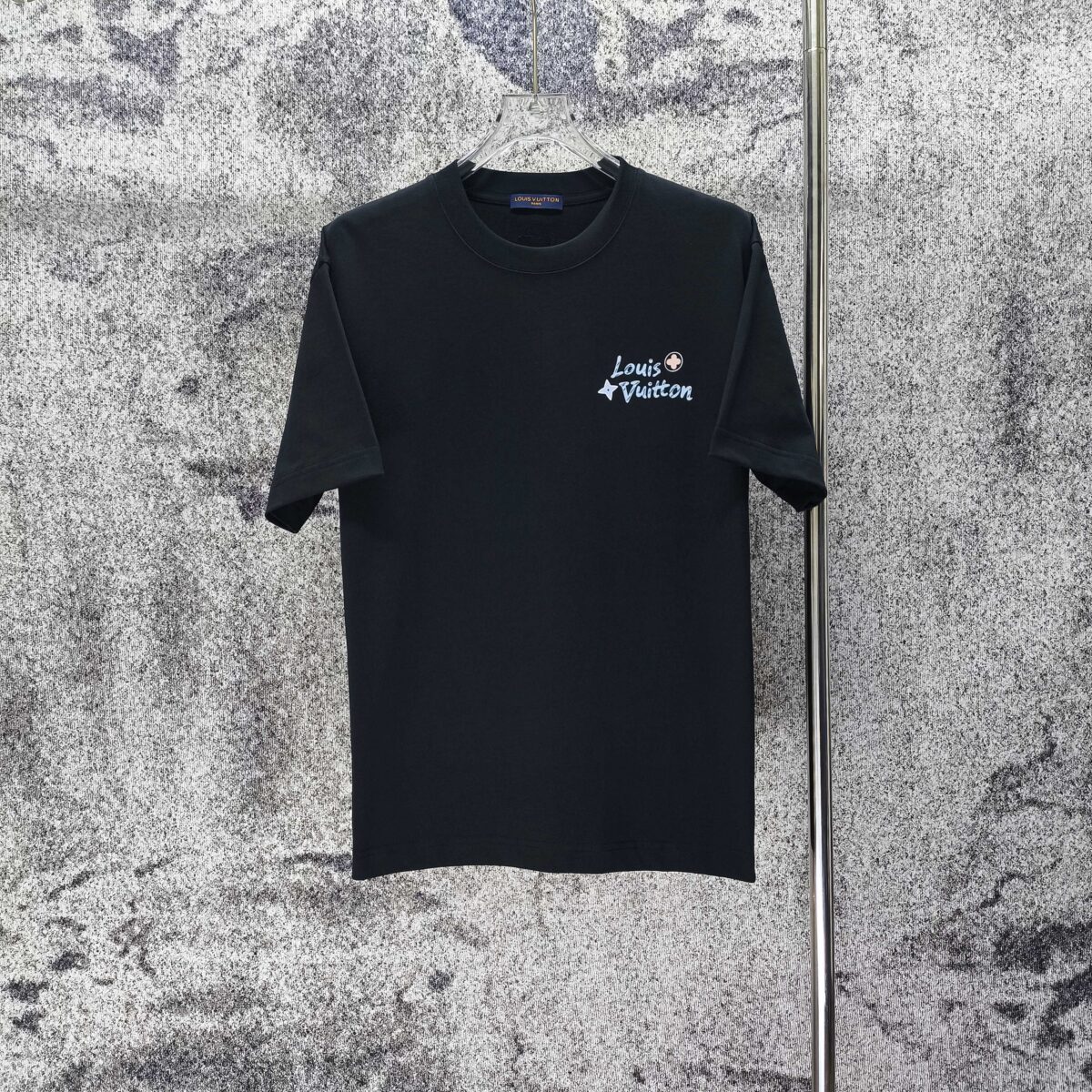 P70 LV* 2026新款 涂鸦印花logo 短袖t恤 宽松版型男女同款 尺码 S M L XL XXL 黑色 白色