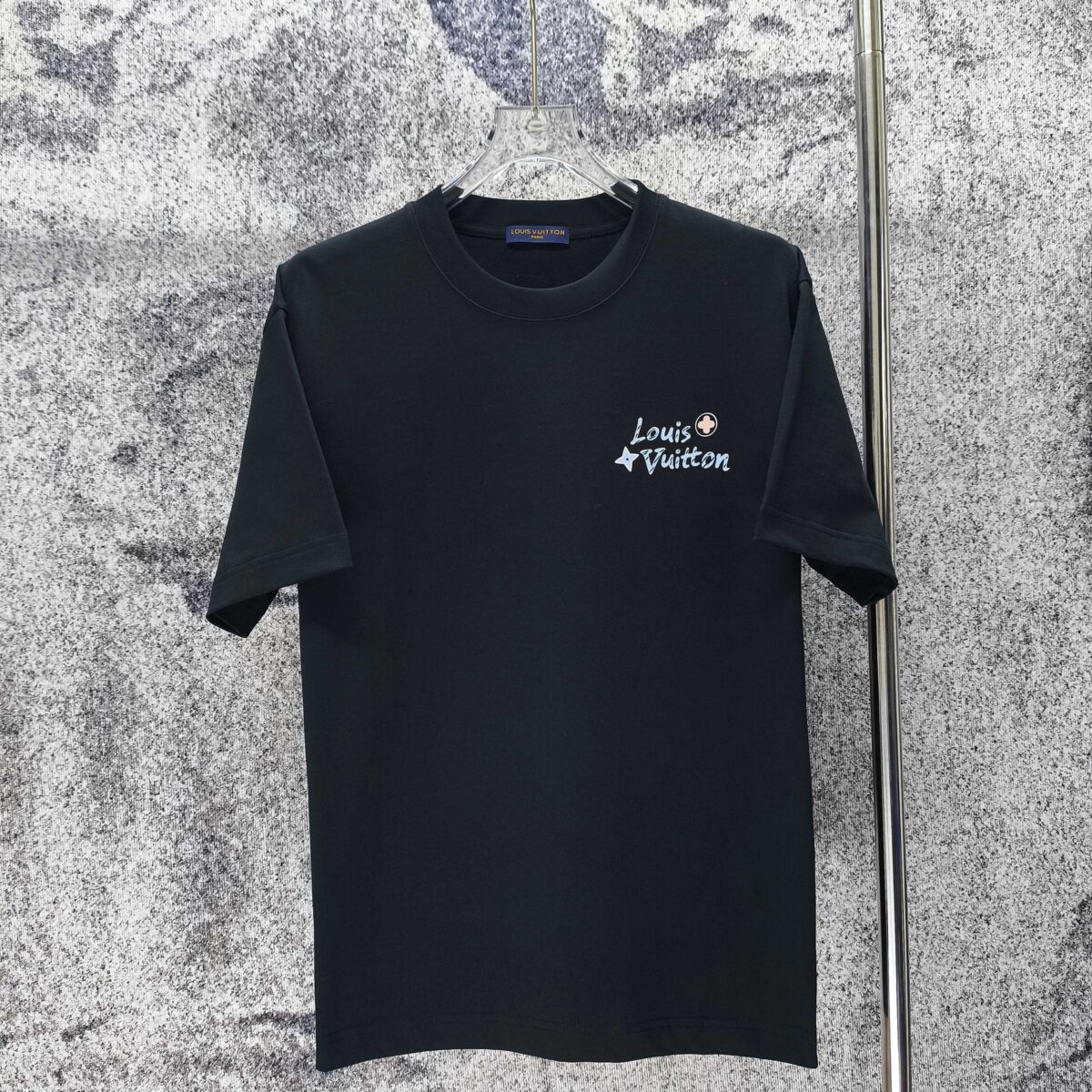 P70 LV* 2026新款 涂鸦印花logo 短袖t恤 宽松版型男女同款 尺码 S M L XL XXL 黑色 白色