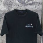 P70 LV* 2026新款 涂鸦印花logo 短袖t恤 宽松版型男女同款 尺码 S M L XL XXL 黑色 白色