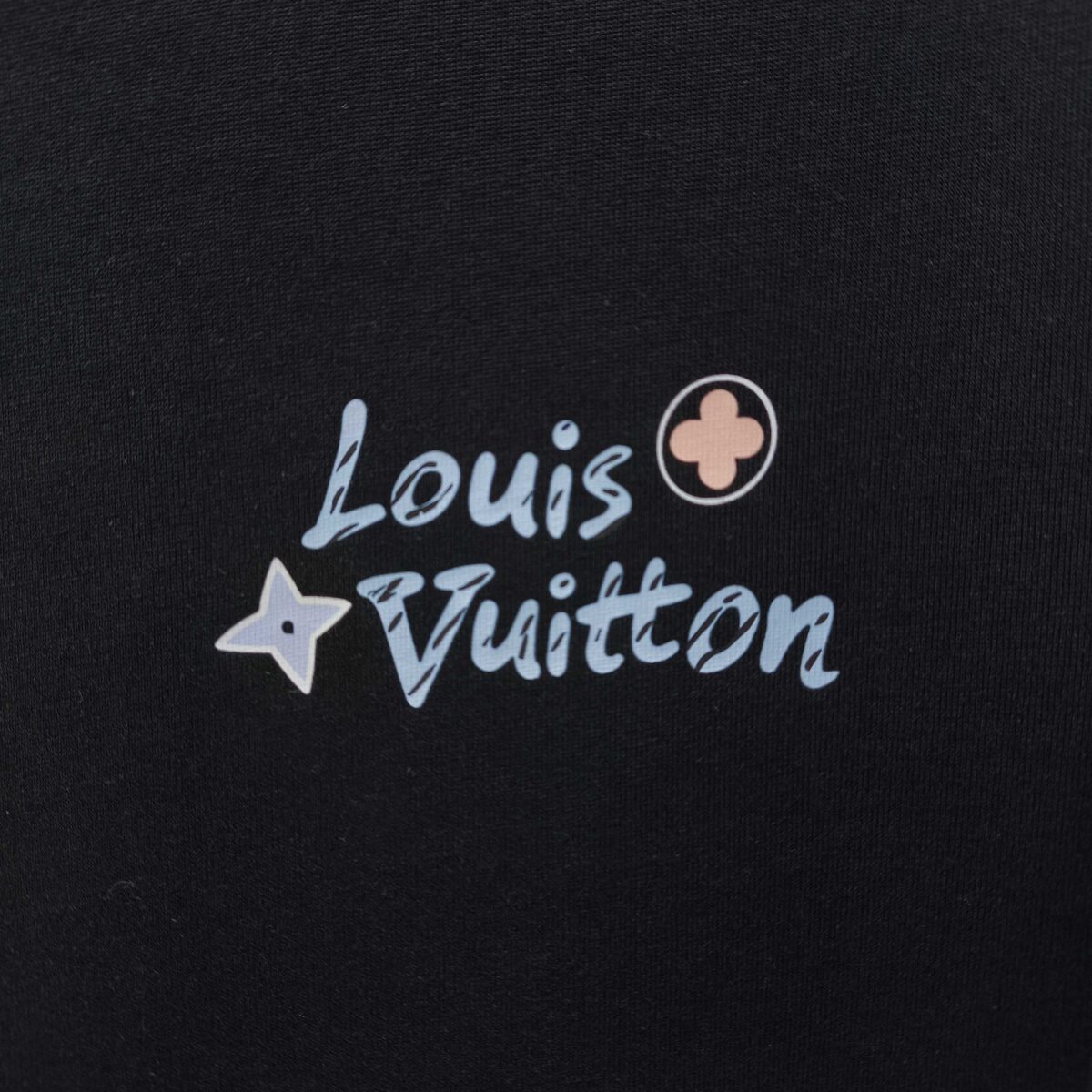 P70 LV* 2026新款 涂鸦印花logo 短袖t恤 宽松版型男女同款 尺码 S M L XL XXL 黑色 白色