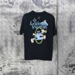 P70 LV* 2026新款 涂鸦印花logo 短袖t恤 宽松版型男女同款 尺码 S M L XL XXL 黑色 白色