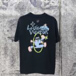 P70 LV* 2026新款 涂鸦印花logo 短袖t恤 宽松版型男女同款 尺码 S M L XL XXL 黑色 白色