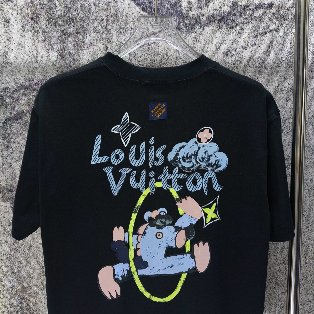 P70 LV* 2026新款 涂鸦印花logo 短袖t恤 宽松版型男女同款 尺码 S M L XL XXL 黑色 白色