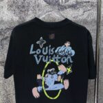 P70 LV* 2026新款 涂鸦印花logo 短袖t恤 宽松版型男女同款 尺码 S M L XL XXL 黑色 白色