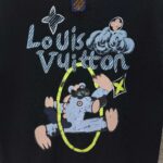 P70 LV* 2026新款 涂鸦印花logo 短袖t恤 宽松版型男女同款 尺码 S M L XL XXL 黑色 白色