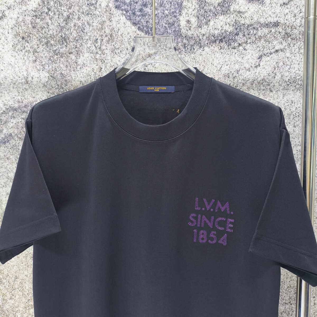 weigou_172301_2_1715745d44 P75 LV* 2026新款 精致绣花小logo 300g短袖t恤 宽松版型男女同款 尺码 S M L XL XXL 黑色 白色 紫色 湖水绿