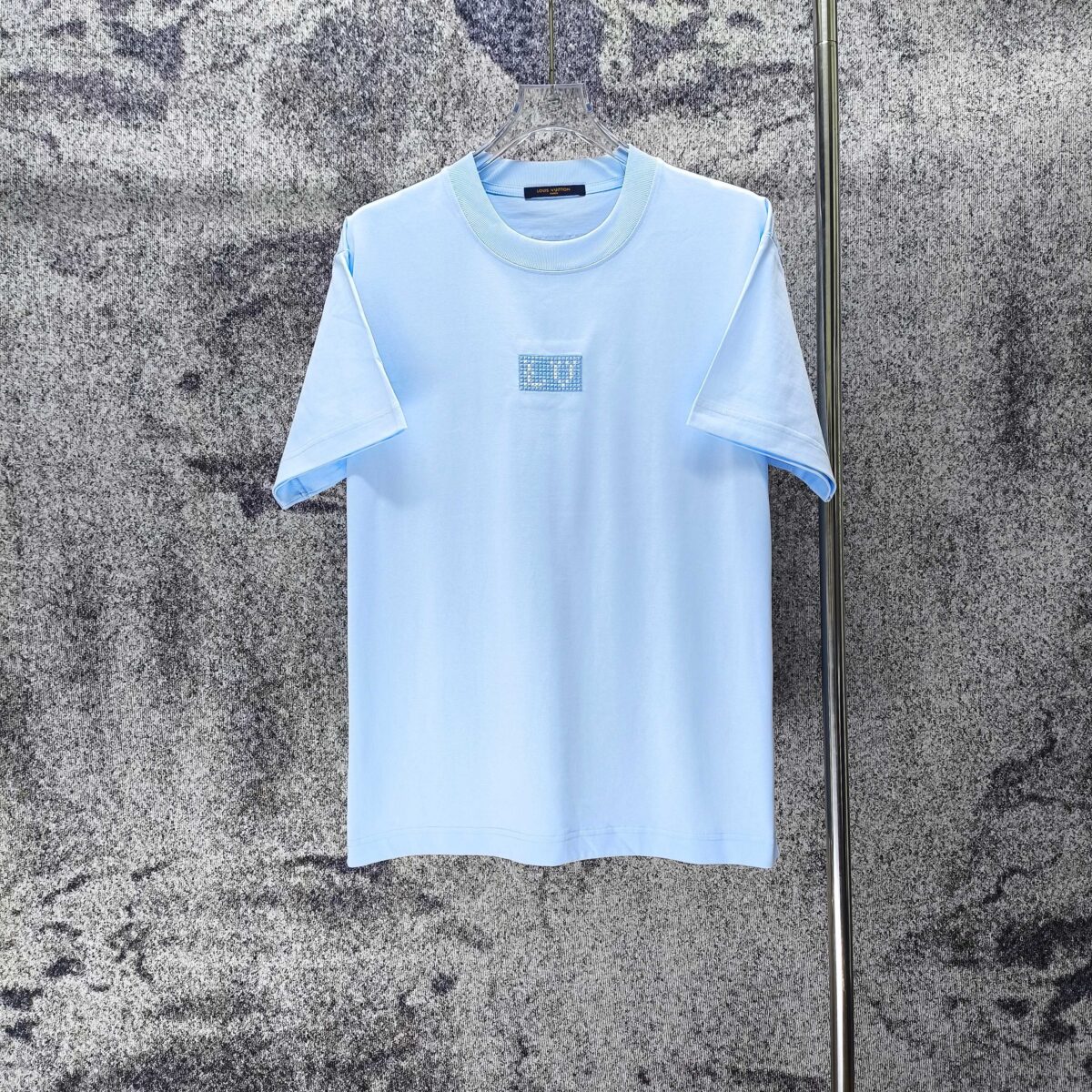 P75 LV* 2026新款 精致绣花小logo 300g短袖t恤 宽松版型男女同款 尺码 S M L XL XXL 黑色 白色 浅蓝