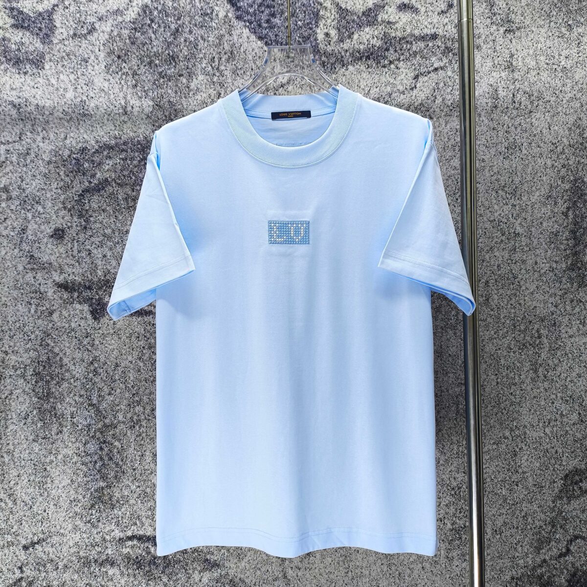 P75 LV* 2026新款 精致绣花小logo 300g短袖t恤 宽松版型男女同款 尺码 S M L XL XXL 黑色 白色 浅蓝