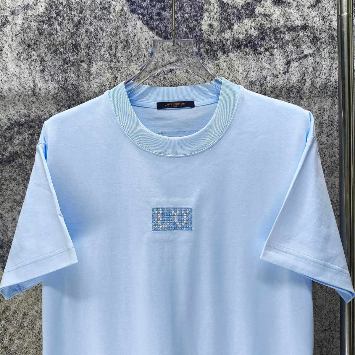 P75 LV* 2026新款 精致绣花小logo 300g短袖t恤 宽松版型男女同款 尺码 S M L XL XXL 黑色 白色 浅蓝