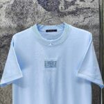 P75 LV* 2026新款 精致绣花小logo 300g短袖t恤 宽松版型男女同款 尺码 S M L XL XXL 黑色 白色 浅蓝