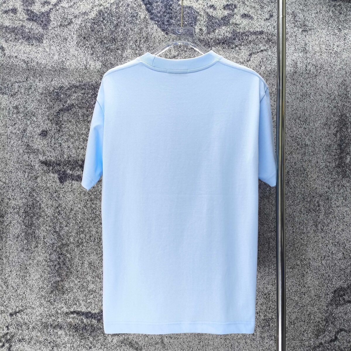 P75 LV* 2026新款 精致绣花小logo 300g短袖t恤 宽松版型男女同款 尺码 S M L XL XXL 黑色 白色 浅蓝