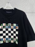 P155 路易威登LOUIS VUITTON棋盘格彩色刺绣短袖T恤 圆领螺纹领口，久洗不易松垮，胸前大块棋盘格图案，彩色多元素刺绣工艺，针脚密实饱满，色彩鲜亮有层次感，立体感很强。袖口、下摆做工规整，包边细致，整体宽松落肩版型，休闲潮酷，后背简约净版，简约大气。 尺码:S M L XL