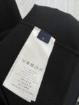 P155 路易威登LOUIS VUITTON棋盘格彩色刺绣短袖T恤 圆领螺纹领口，久洗不易松垮，胸前大块棋盘格图案，彩色多元素刺绣工艺，针脚密实饱满，色彩鲜亮有层次感，立体感很强。袖口、下摆做工规整，包边细致，整体宽松落肩版型，休闲潮酷，后背简约净版，简约大气。 尺码:S M L XL
