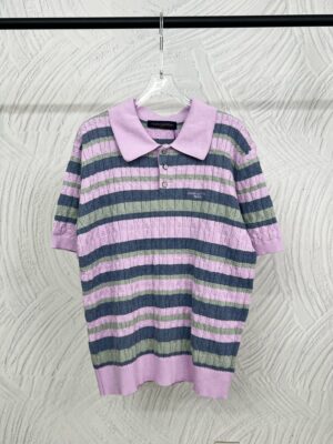 P165 路易威登LOUIS VUITTON彩色条纹针织Polo短袖 全身立体提花工艺，撞色横条纹，色彩柔和高级，Polo翻领设计，三粒扣门襟，左胸精致小字刺绣，针脚细腻，袖口、下摆都是罗纹收边，不易卷边变形，整件走线工整，宽松落肩版型。 尺码:S M L XL