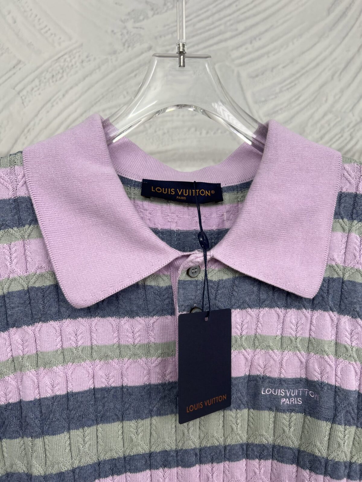 P165 路易威登LOUIS VUITTON彩色条纹针织Polo短袖 全身立体提花工艺，撞色横条纹，色彩柔和高级，Polo翻领设计，三粒扣门襟，左胸精致小字刺绣，针脚细腻，袖口、下摆都是罗纹收边，不易卷边变形，整件走线工整，宽松落肩版型。 尺码:S M L XL