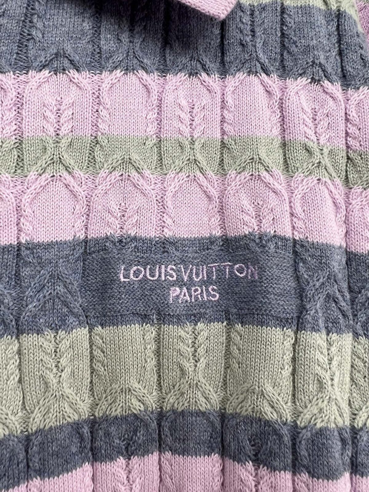 P165 路易威登LOUIS VUITTON彩色条纹针织Polo短袖 全身立体提花工艺，撞色横条纹，色彩柔和高级，Polo翻领设计，三粒扣门襟，左胸精致小字刺绣，针脚细腻，袖口、下摆都是罗纹收边，不易卷边变形，整件走线工整，宽松落肩版型。 尺码:S M L XL