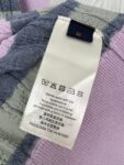 P165 路易威登LOUIS VUITTON彩色条纹针织Polo短袖 全身立体提花工艺，撞色横条纹，色彩柔和高级，Polo翻领设计，三粒扣门襟，左胸精致小字刺绣，针脚细腻，袖口、下摆都是罗纹收边，不易卷边变形，整件走线工整，宽松落肩版型。 尺码:S M L XL