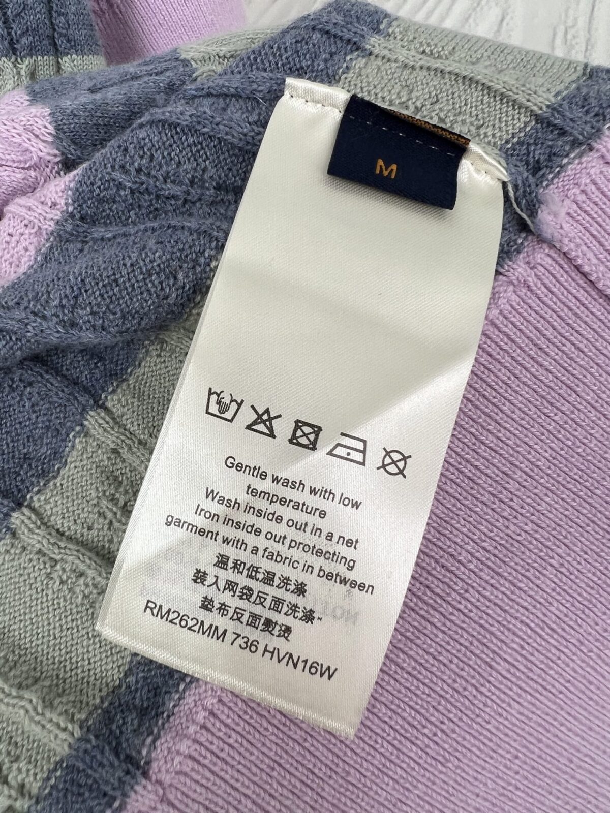P165 路易威登LOUIS VUITTON彩色条纹针织Polo短袖 全身立体提花工艺，撞色横条纹，色彩柔和高级，Polo翻领设计，三粒扣门襟，左胸精致小字刺绣，针脚细腻，袖口、下摆都是罗纹收边，不易卷边变形，整件走线工整，宽松落肩版型。 尺码:S M L XL