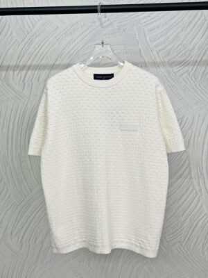P165 路易威登LOUIS VUITTON网眼针织短袖 全身满幅网眼双层针织提花工艺，肌理排布均匀精致，胸前简约皮质小标点缀，低调不张扬，后背暗藏提花字母设计，细节感拉满，罗纹圆领，弹力到位，久穿不易松垮卷边，袖口、下摆平整罗纹收边，整件走线工整干净，宽松落肩版型。 尺码:S M L XL