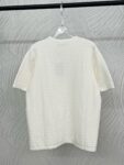 weigou_172376_1_acca00b18c P165 路易威登LOUIS VUITTON网眼针织短袖 全身满幅网眼双层针织提花工艺,肌理排布均匀精致,胸前简约皮质小标点缀,低调不张扬,后背暗藏提花字母设计,细节感拉满,罗纹圆领,弹力到位,久穿不易松垮卷边,袖口、下摆平整罗纹收边,整件走线工整干净,宽松落肩版型。 尺码:S M L XL