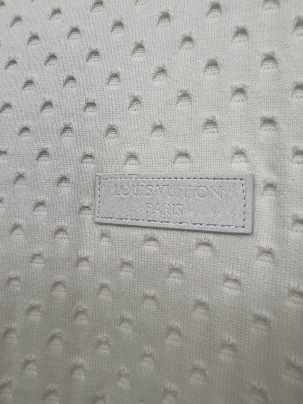 weigou_172376_4_cd191b8dee P165 路易威登LOUIS VUITTON网眼针织短袖 全身满幅网眼双层针织提花工艺,肌理排布均匀精致,胸前简约皮质小标点缀,低调不张扬,后背暗藏提花字母设计,细节感拉满,罗纹圆领,弹力到位,久穿不易松垮卷边,袖口、下摆平整罗纹收边,整件走线工整干净,宽松落肩版型。 尺码:S M L XL