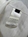 weigou_172376_8_8d928c7887 P165 路易威登LOUIS VUITTON网眼针织短袖 全身满幅网眼双层针织提花工艺,肌理排布均匀精致,胸前简约皮质小标点缀,低调不张扬,后背暗藏提花字母设计,细节感拉满,罗纹圆领,弹力到位,久穿不易松垮卷边,袖口、下摆平整罗纹收边,整件走线工整干净,宽松落肩版型。 尺码:S M L XL