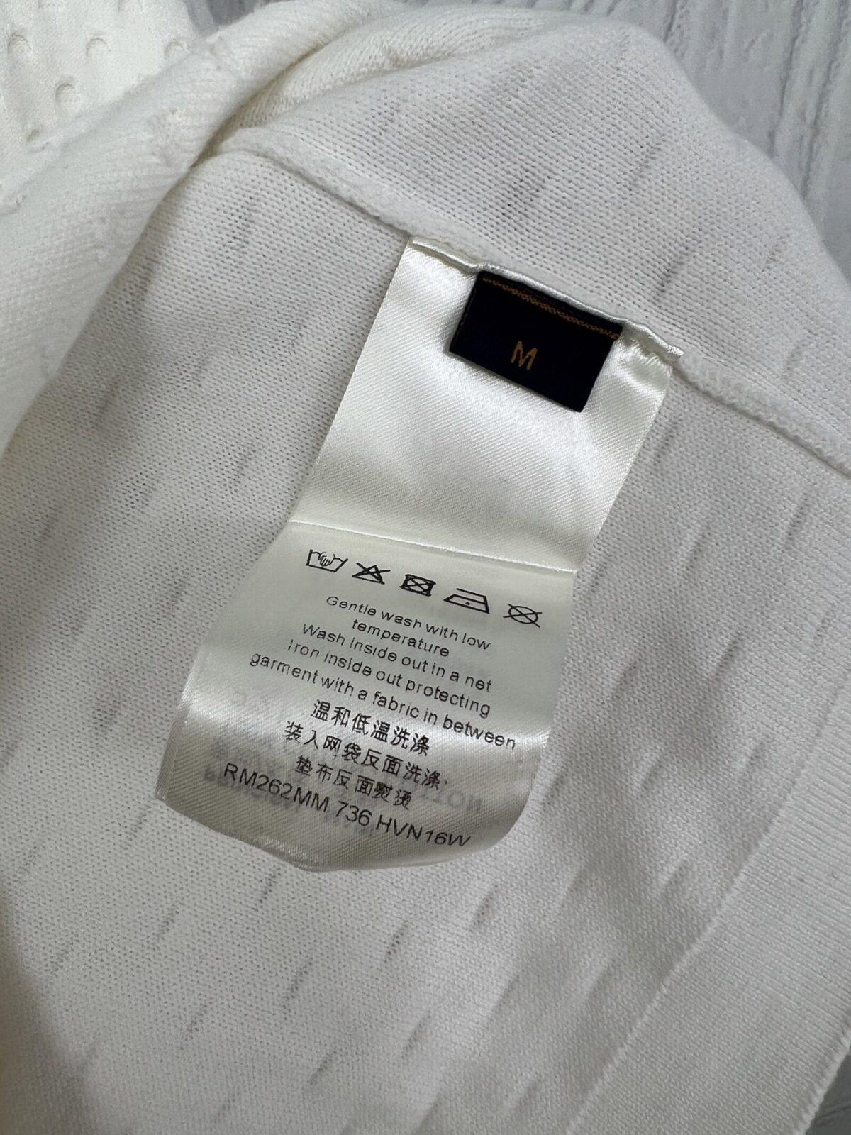 weigou_172376_8_8d928c7887 P165 路易威登LOUIS VUITTON网眼针织短袖 全身满幅网眼双层针织提花工艺,肌理排布均匀精致,胸前简约皮质小标点缀,低调不张扬,后背暗藏提花字母设计,细节感拉满,罗纹圆领,弹力到位,久穿不易松垮卷边,袖口、下摆平整罗纹收边,整件走线工整干净,宽松落肩版型。 尺码:S M L XL