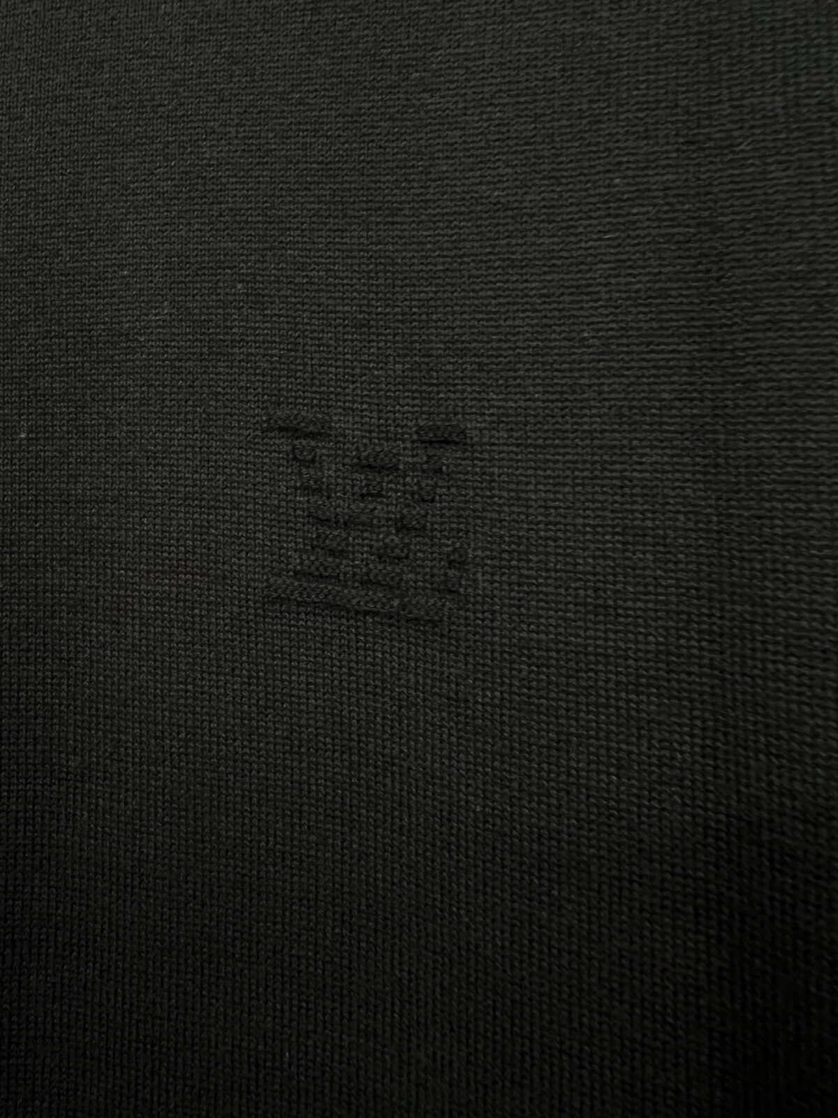weigou_172391_4_d6f42cccef P158 路易威登LOUIS VUITTON渐变浮雕提花针织短袖 采用有机棉纱,下摆渐变浮雕提花工艺,老花图案由下往上自然淡化,立体凹凸纹路,不是普通印花,反复水洗不会脱落,胸口小立体刺绣标识,走线密实整齐,罗纹加固圆领,多次洗涤也不容易松垮变形;袖口做卷边处理,锁边工整,整件衣服剪裁宽松正肩,走线干净利落,细节处处到位,质感拉满。 尺码:S M L XL