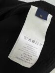 weigou_172391_8_b97391070e P158 路易威登LOUIS VUITTON渐变浮雕提花针织短袖 采用有机棉纱,下摆渐变浮雕提花工艺,老花图案由下往上自然淡化,立体凹凸纹路,不是普通印花,反复水洗不会脱落,胸口小立体刺绣标识,走线密实整齐,罗纹加固圆领,多次洗涤也不容易松垮变形;袖口做卷边处理,锁边工整,整件衣服剪裁宽松正肩,走线干净利落,细节处处到位,质感拉满。 尺码:S M L XL