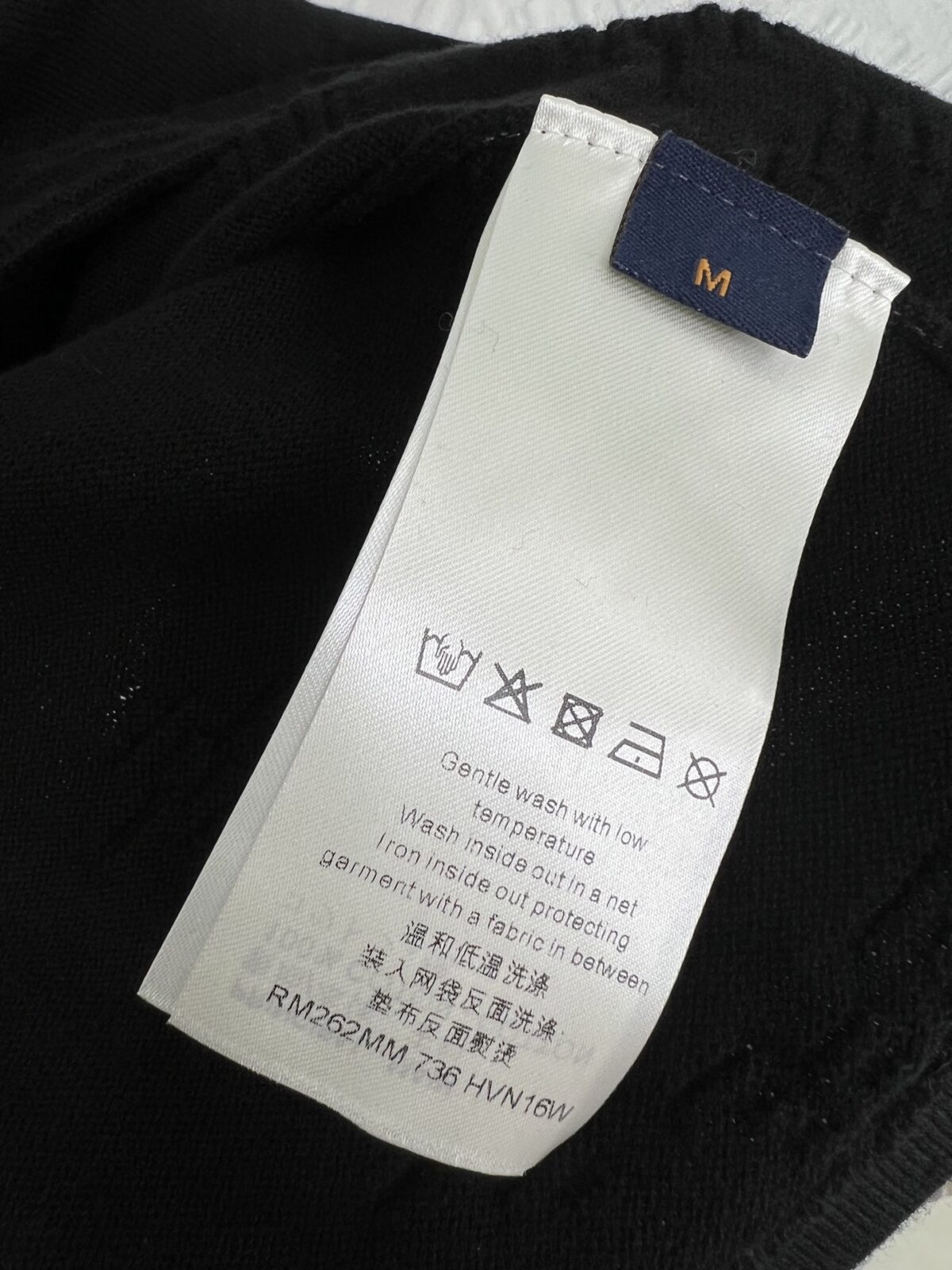weigou_172391_8_b97391070e P158 路易威登LOUIS VUITTON渐变浮雕提花针织短袖 采用有机棉纱,下摆渐变浮雕提花工艺,老花图案由下往上自然淡化,立体凹凸纹路,不是普通印花,反复水洗不会脱落,胸口小立体刺绣标识,走线密实整齐,罗纹加固圆领,多次洗涤也不容易松垮变形;袖口做卷边处理,锁边工整,整件衣服剪裁宽松正肩,走线干净利落,细节处处到位,质感拉满。 尺码:S M L XL