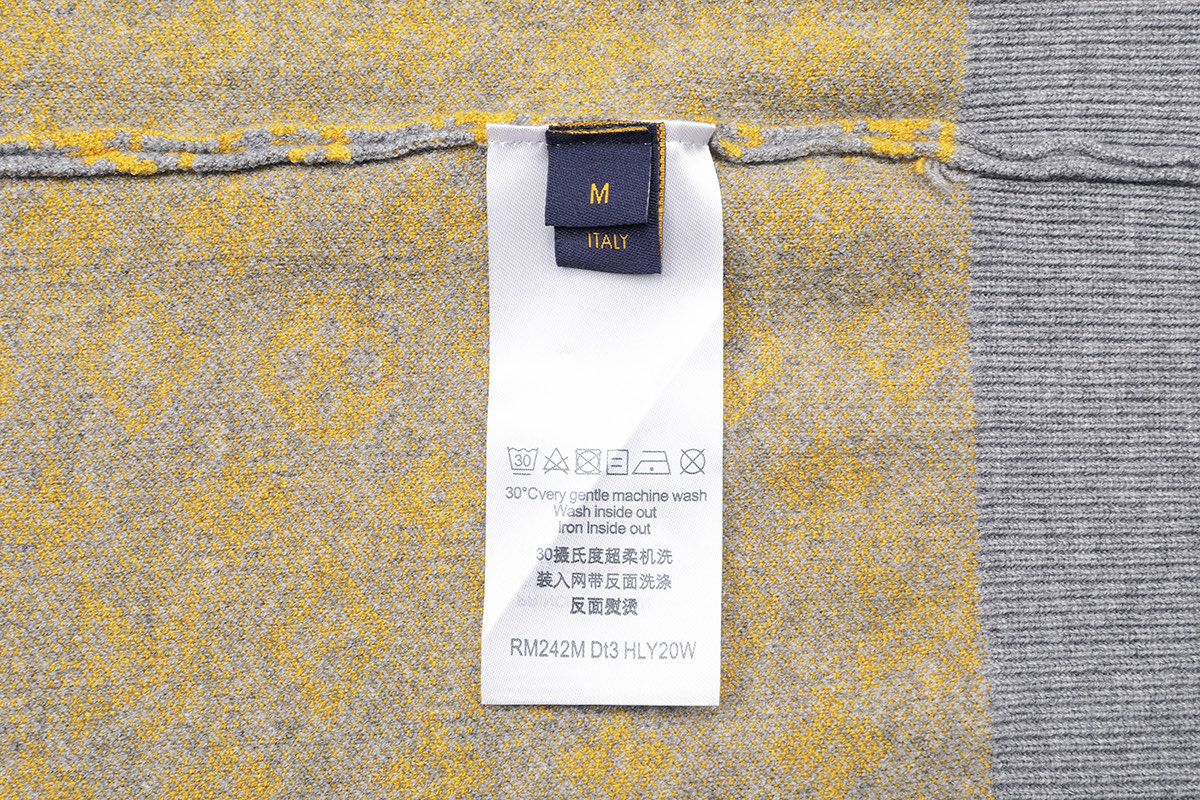 weigou_172406_7_a1e96900c3 P120 1v老花满印针织短袖 工艺说明:采用棉与桑蚕丝混纺,全幅标识提花设计,展现出精致光泽。柔软的灰色有机棉质与鲜黄色调图案形成鲜明对比,为夏日造型注入活力与标志格调。罗纹衣领细节和全幅Monogram Glow提花,在素雅背景上呈现桑蚕丝的微妙莹泽,使上衣充满夏日气息。此款设计不仅注重材质的舒适性,也强调了品牌标志性图案的艺术表现,完美融合了经典与现代。男女同款 颜色:灰色 尺码:S M L XL