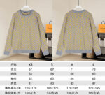 weigou_172406_8_72a79d7d86 P120 1v老花满印针织短袖 工艺说明:采用棉与桑蚕丝混纺,全幅标识提花设计,展现出精致光泽。柔软的灰色有机棉质与鲜黄色调图案形成鲜明对比,为夏日造型注入活力与标志格调。罗纹衣领细节和全幅Monogram Glow提花,在素雅背景上呈现桑蚕丝的微妙莹泽,使上衣充满夏日气息。此款设计不仅注重材质的舒适性,也强调了品牌标志性图案的艺术表现,完美融合了经典与现代。男女同款 颜色:灰色 尺码:S M L XL