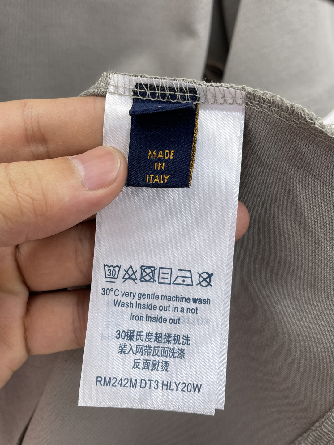 P85 LV 新款短袖T桖衫 三标齐全 原版面料 原版订制辅料 官方同款 采用32S 260克紧密面料，定制 同缸染面料 手感非常舒服爽滑 版型挺阔有型 一线品牌代工厂出品 衣领罗纹采用进口纱线织造 久穿不变形 春夏最新款式 时尚又个性 超级百搭好看的一款 男女都非常合适 人手必备款 尺码：S-XXL
