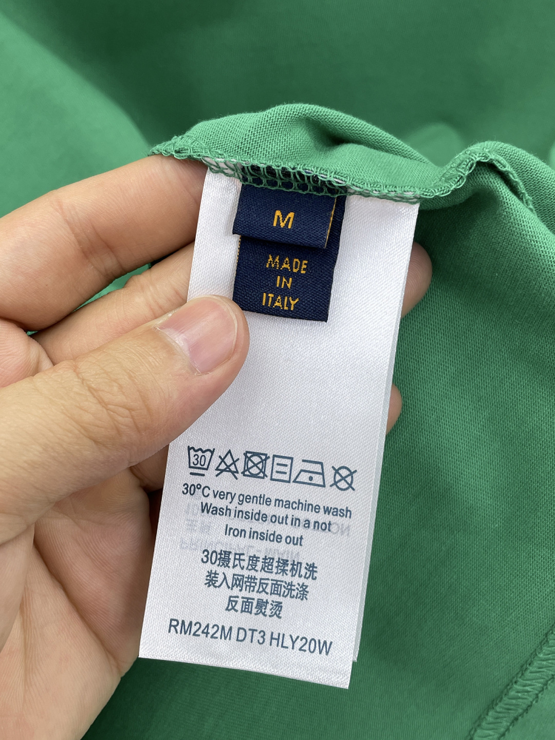 weigou_172472_2_3cb09637b7 P85 LV 新款短袖T桖衫 三标齐全 原版面料 原版订制辅料 官方同款 采用32S 260克紧密面料,定制 同缸染面料 手感非常舒服爽滑 版型挺阔有型 一线品牌代工厂出品 衣领罗纹采用进口纱线织造 久穿不变形 春夏最新款式 时尚又个性 超级百搭好看的一款 男女都非常合适 人手必备款 尺码:S-XXL
