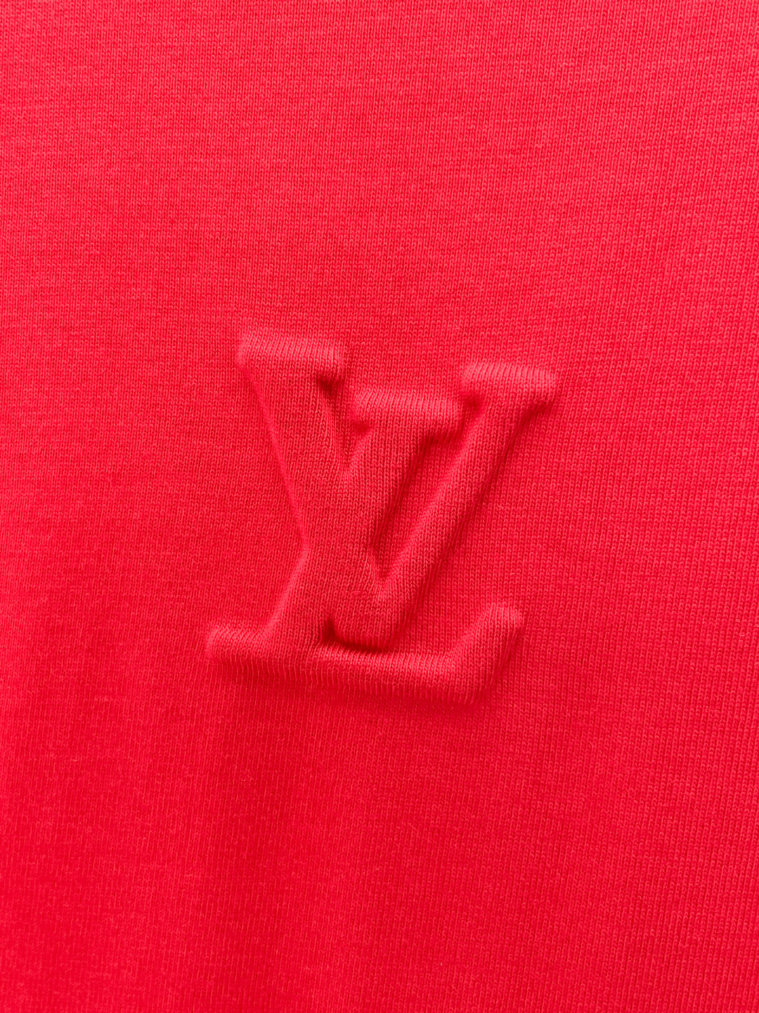 P85 LV 新款短袖T桖衫 三标齐全 原版面料 原版订制辅料 官方同款 采用32S 260克紧密面料，定制 同缸染面料 手感非常舒服爽滑 版型挺阔有型 一线品牌代工厂出品 衣领罗纹采用进口纱线织造 久穿不变形 春夏最新款式 时尚又个性 超级百搭好看的一款 男女都非常合适 人手必备款 尺码：S-XXL