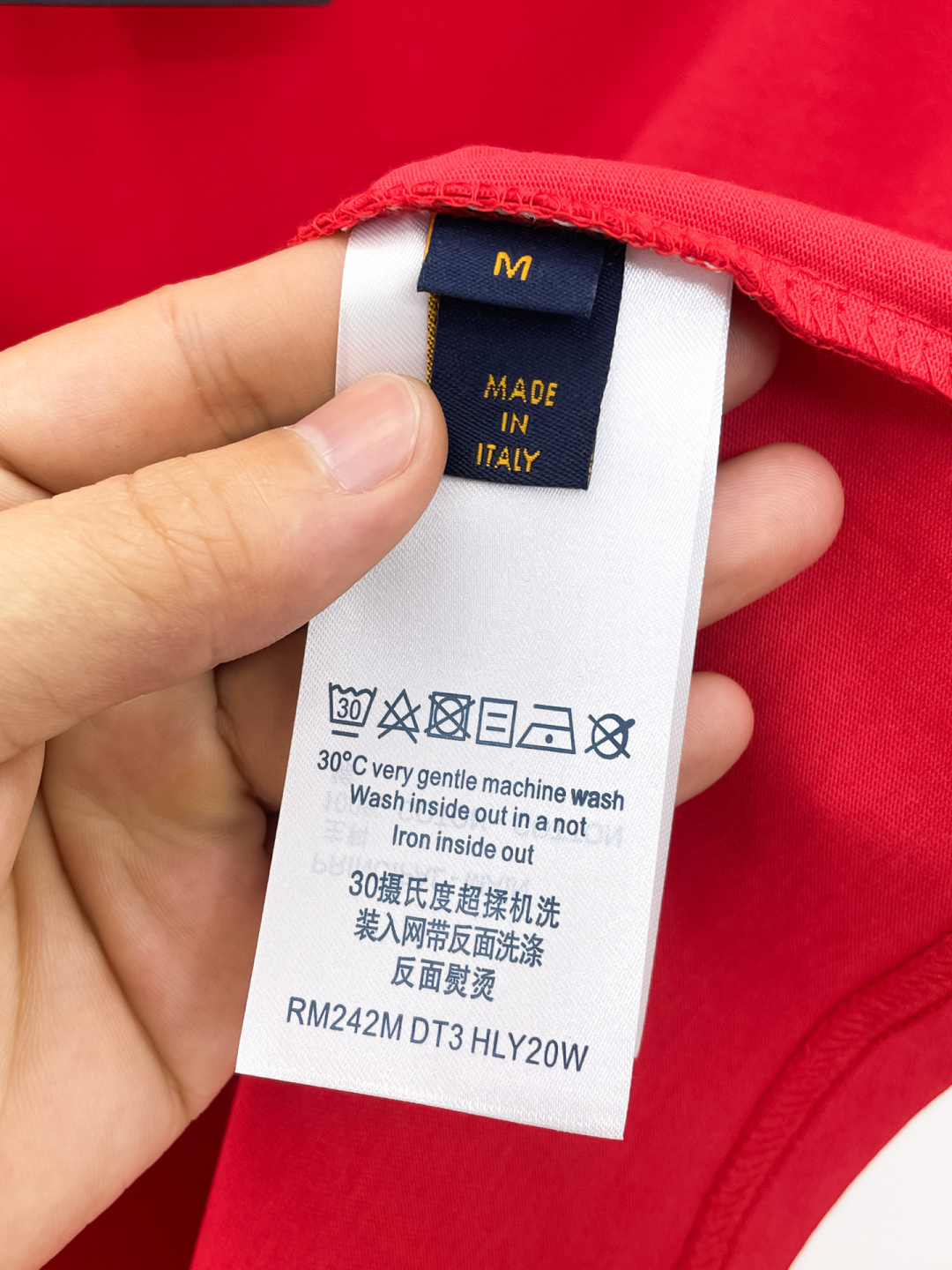 P85 LV 新款短袖T桖衫 三标齐全 原版面料 原版订制辅料 官方同款 采用32S 260克紧密面料，定制 同缸染面料 手感非常舒服爽滑 版型挺阔有型 一线品牌代工厂出品 衣领罗纹采用进口纱线织造 久穿不变形 春夏最新款式 时尚又个性 超级百搭好看的一款 男女都非常合适 人手必备款 尺码：S-XXL