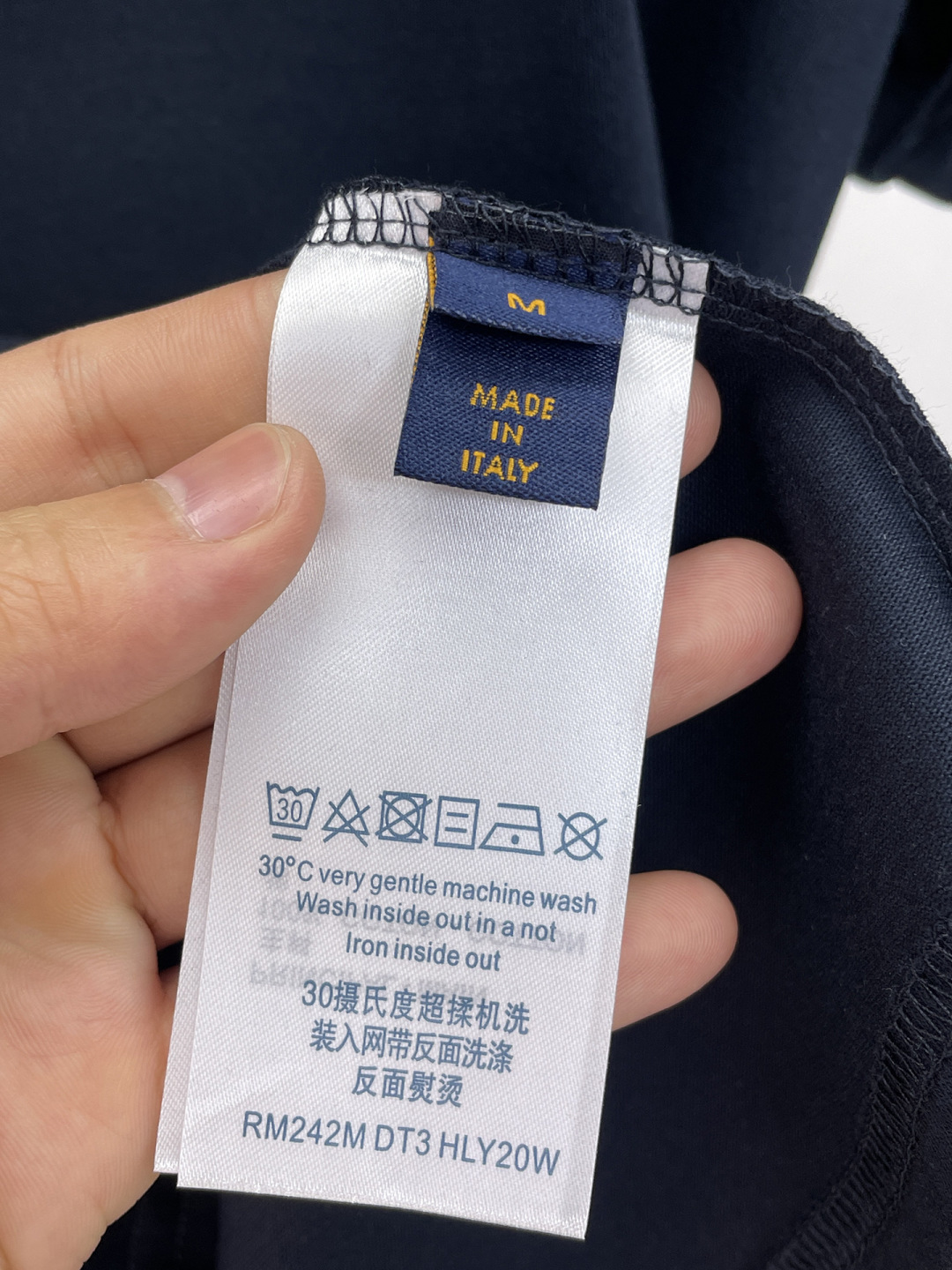 weigou_172506_5_0260e91111 P85 LV 新款短袖T桖衫 三标齐全 原版面料 原版订制辅料 官方同款 采用32S 260克紧密面料,定制 同缸染面料 手感非常舒服爽滑 版型挺阔有型 一线品牌代工厂出品 衣领罗纹采用进口纱线织造 久穿不变形 春夏最新款式 时尚又个性 超级百搭好看的一款 男女都非常合适 人手必备款 尺码:S-XXL