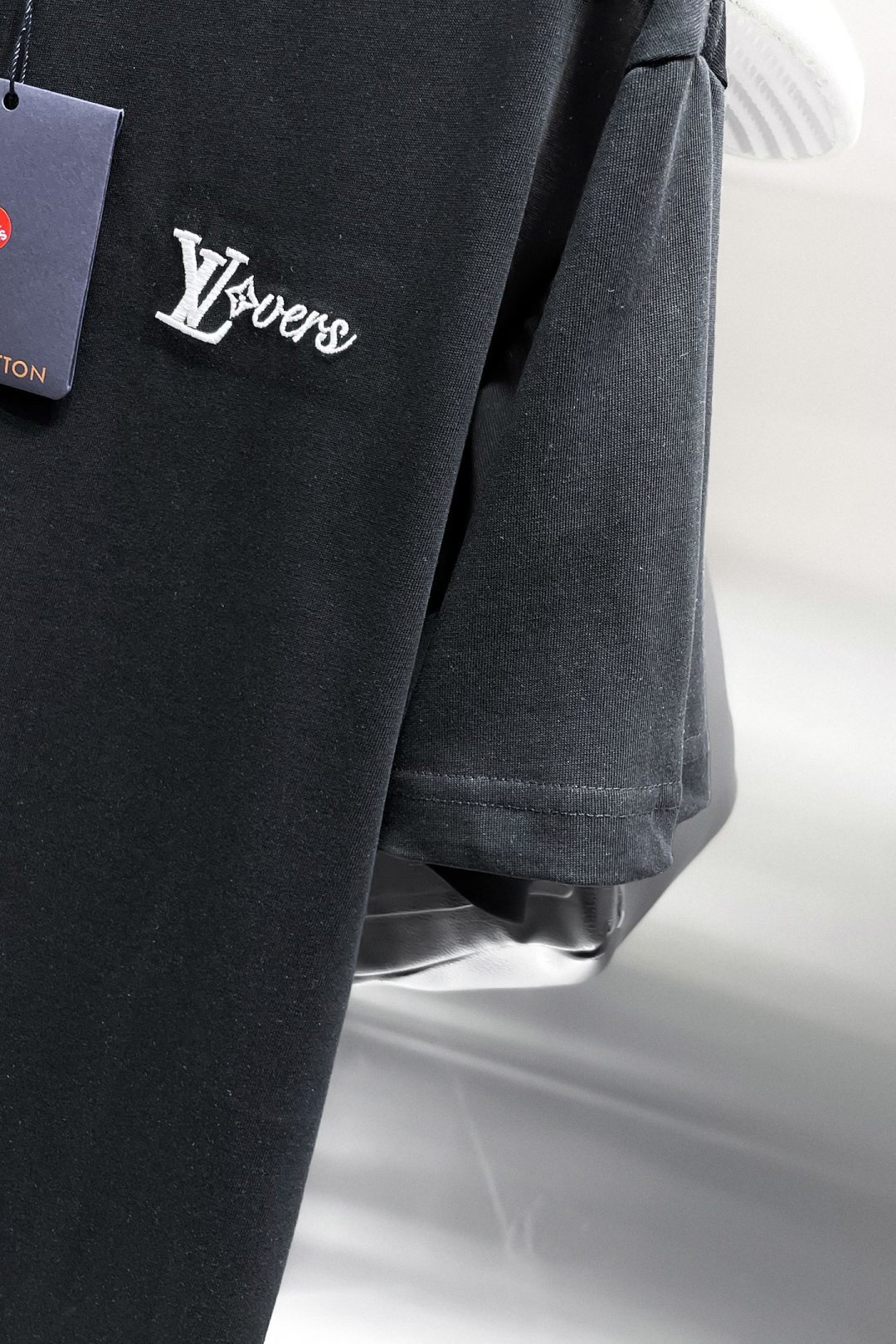 P110 LV 2026ss夏季新款发布🐫圆领短袖T恤，纯棉短袖，穿上就是舒适自在又显瘦的存在，慵懒而随性，结合干净简单的色系就特别耐看，适合日常穿着~倾情推出缀饰活力印花的运动单品，时尚品质生活！ 尺码：M-3XL