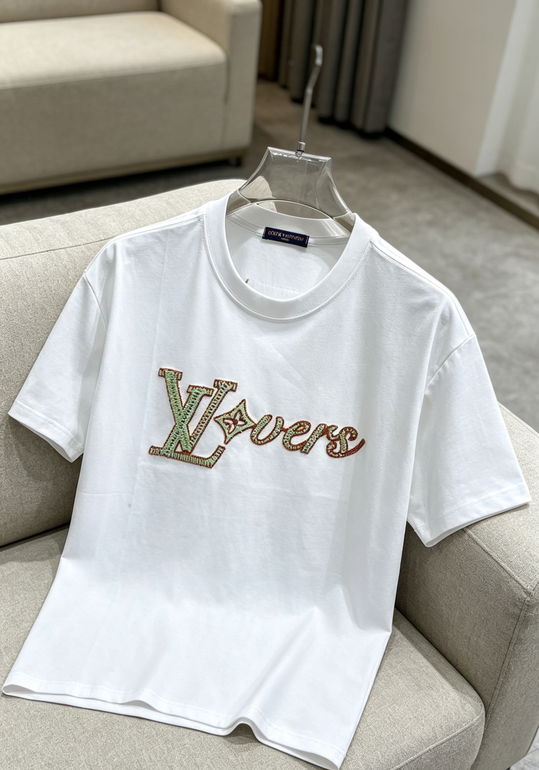 P110 LV 2026ss夏季新款发布🐫圆领短袖T恤，纯棉短袖，穿上就是舒适自在又显瘦的存在，慵懒而随性，结合干净简单的色系就特别耐看，适合日常穿着~倾情推出缀饰活力印花的运动单品，时尚品质生活！ 尺码：M-3XL