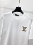 P150 高版本顶级货品🐮2026春夏新款首发专柜最新款短袖圆领T恤 高端订制 设计前卫时尚！品牌logo重工艺设计 高端定制260克面料.手感柔软.穿着舒适.专柜级别精致车线.做工精细.上身效果无敌帅气！男女同款情侣必备单品！码数:M-3XL(最大可以穿200斤)