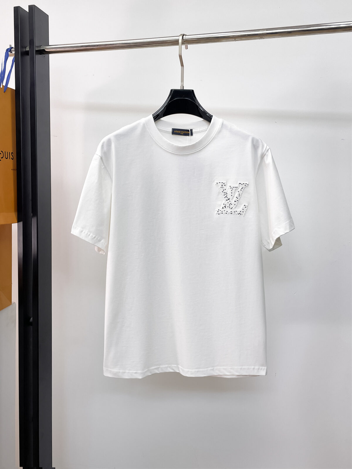 P150 LV 高版本顶级货品🐮2026春夏新款首发专柜最新款短袖圆领T恤 高端订制 设计前卫时尚！品牌logo重工艺设计 高端定制260克面料.手感柔软.穿着舒适.专柜级别精致车线.做工精细.上身效果无敌帅气！男女同款情侣必备单品！码数:M-3XL(最大可以穿200斤)