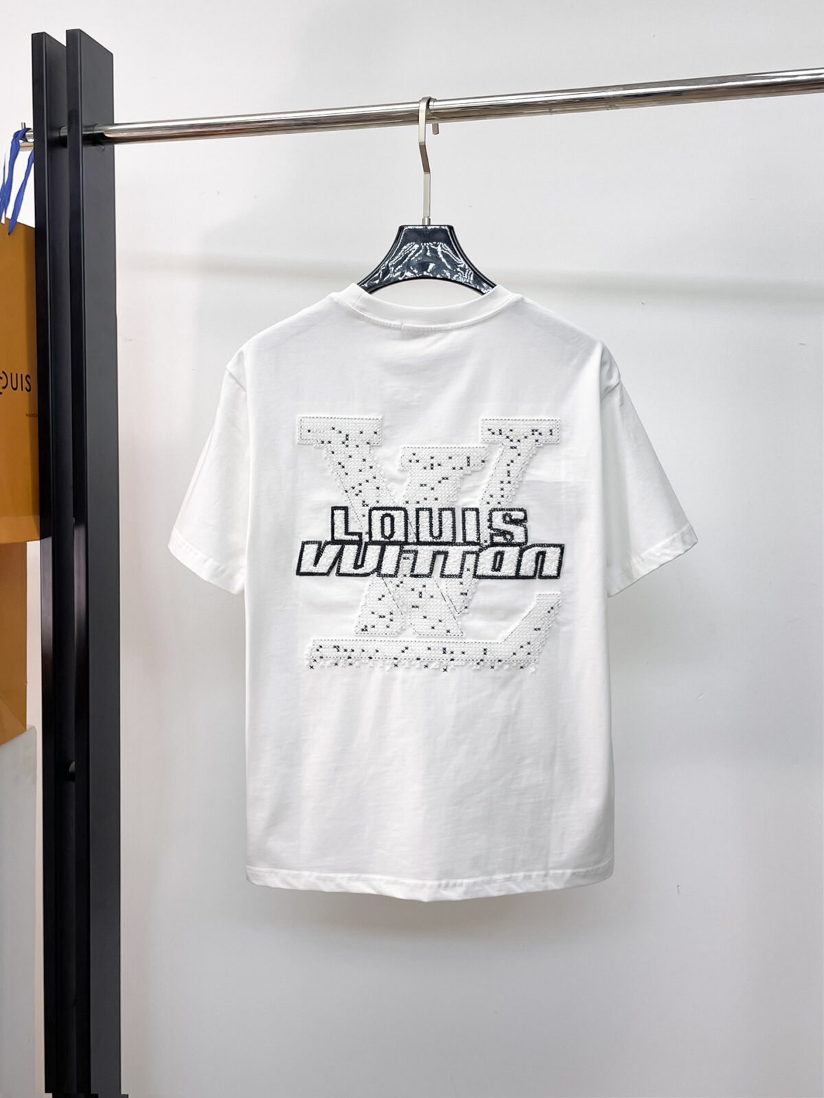 P150 LV 高版本顶级货品🐮2026春夏新款首发专柜最新款短袖圆领T恤 高端订制 设计前卫时尚！品牌logo重工艺设计 高端定制260克面料.手感柔软.穿着舒适.专柜级别精致车线.做工精细.上身效果无敌帅气！男女同款情侣必备单品！码数:M-3XL(最大可以穿200斤)