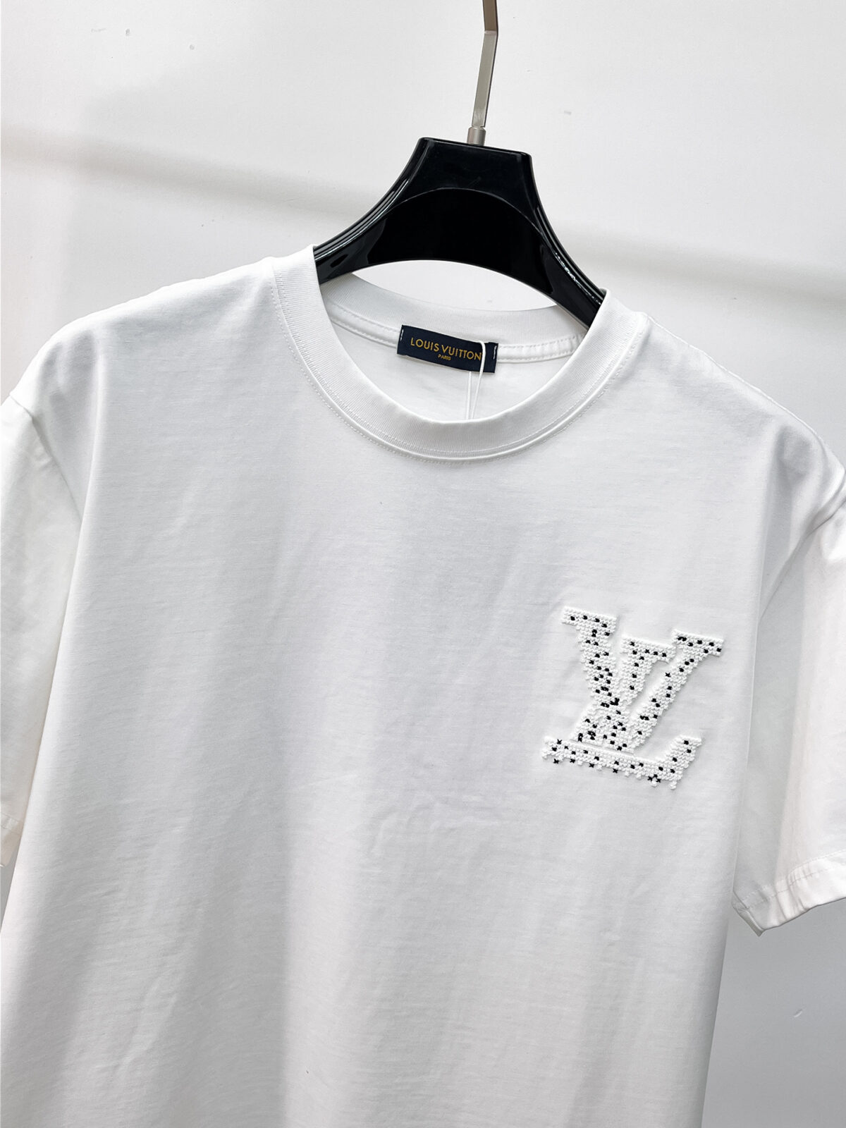 P150 LV 高版本顶级货品🐮2026春夏新款首发专柜最新款短袖圆领T恤 高端订制 设计前卫时尚！品牌logo重工艺设计 高端定制260克面料.手感柔软.穿着舒适.专柜级别精致车线.做工精细.上身效果无敌帅气！男女同款情侣必备单品！码数:M-3XL(最大可以穿200斤)