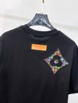 P150 LV 高版本顶级货品🐮2026春夏新款首发专柜最新款短袖圆领T恤 高端订制 设计前卫时尚！品牌logo重工艺设计 高端定制260克面料.手感柔软.穿着舒适.专柜级别精致车线.做工精细.上身效果无敌帅气！男女同款情侣必备单品！码数:M-3XL(最大可以穿200斤)