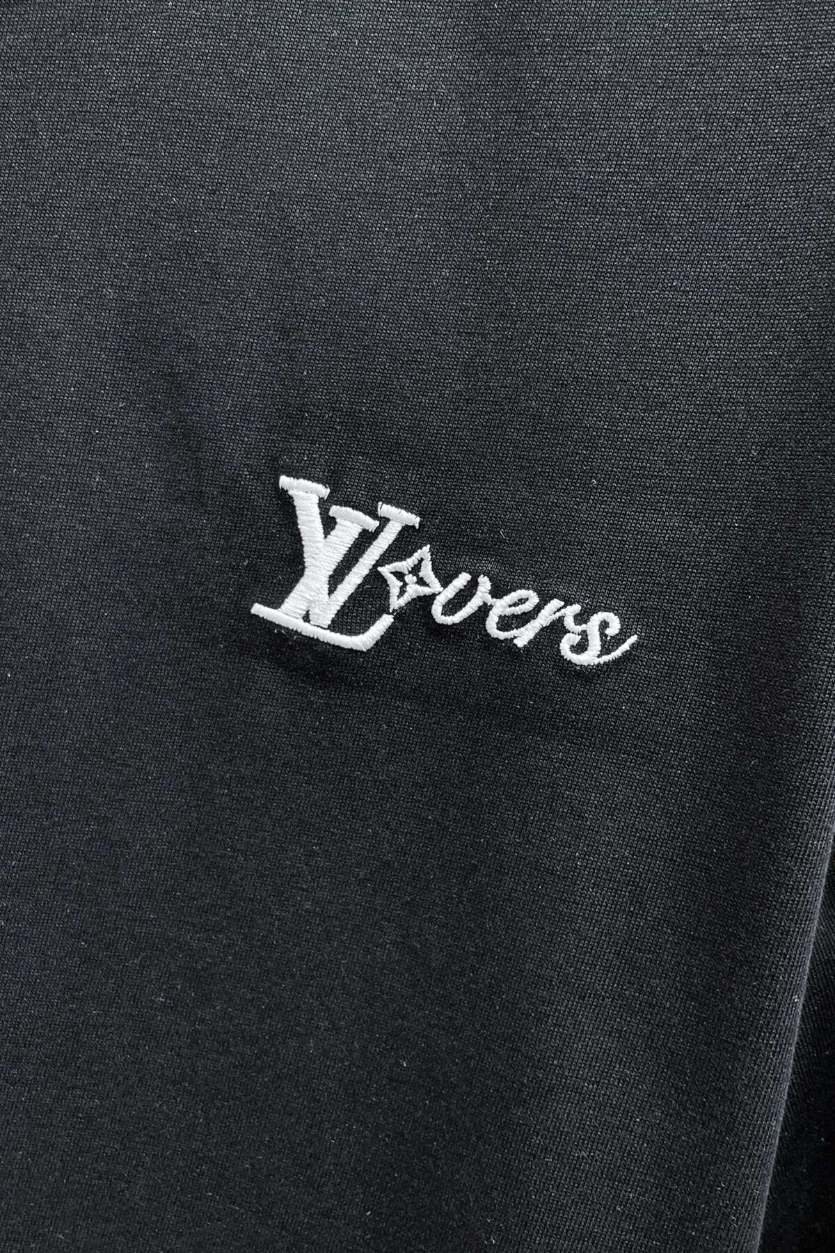P110 LV 2026ss夏季新款发布🐫圆领短袖T恤，纯棉短袖，穿上就是舒适自在又显瘦的存在，慵懒而随性，结合干净简单的色系就特别耐看，适合日常穿着~倾情推出缀饰活力印花的运动单品，时尚品质生活！ 尺码：M-3XL